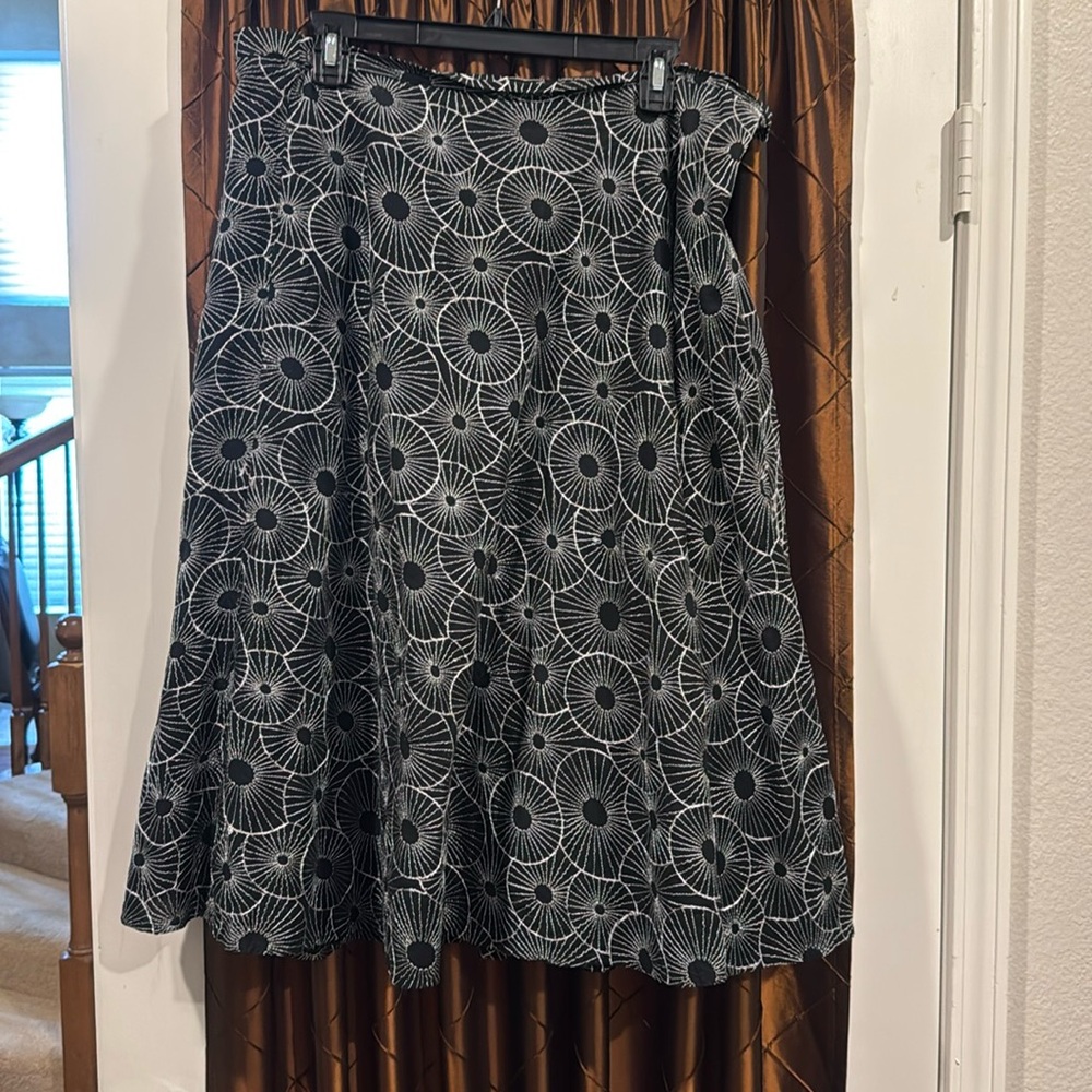 Chico’s Embroidered  Midi Skirt size 2 (medium 10-12)